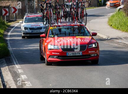 Cracovia, Polonia - 4 agosto 2018: Veicolo a squadre sul percorso della gara ciclistica Tour de Poologne. TDP fa parte del prestigioso UCI World Tour. Skoda del Team di Cofidis Foto Stock