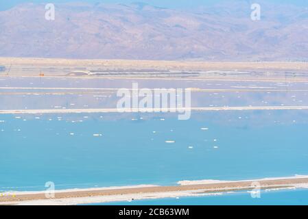 Mar Morto, Israele si affaccia ad est sul mare che asciuga gli hotel resort di Ein Bokek sullo sfondo Foto Stock