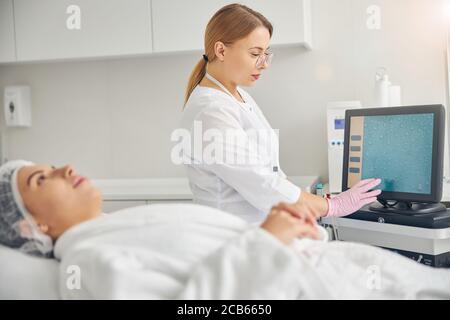 Estetista che prepara il suo cliente per una procedura di bellezza Foto Stock