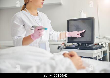 Medico con un dispositivo di idroabrasione in una mano Foto Stock