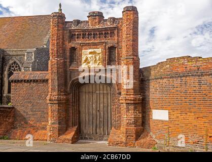 Red Brick Tudor gateway Wolsey's Gate, Ipswich, Suffolk, Inghilterra, Regno Unito - Cardinal Thomas Wolsey 1530s Foto Stock