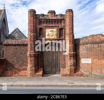 Red Brick Tudor gateway Wolsey's Gate, Ipswich, Suffolk, Inghilterra, Regno Unito - Cardinal Thomas Wolsey 1530s Foto Stock