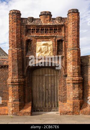 Red Brick Tudor gateway Wolsey's Gate, Ipswich, Suffolk, Inghilterra, Regno Unito - Cardinal Thomas Wolsey 1530s Foto Stock