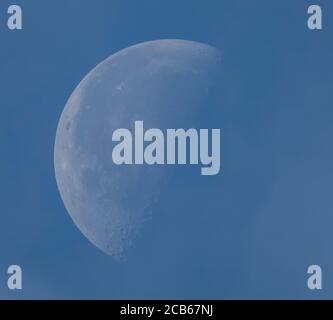 Wimbledon, Londra, Regno Unito. 11 agosto 2020. Dopo un'altra notte calda e umida, Londra si sveglia fino al cielo nuvoloso e un altro giorno di alte temperature. Una mattina presto 52% in declino Gibbous Luna visibile direttamente in alto in cielo blu con nuvola sottile. Credit: Malcolm Park/Alamy Live News. Foto Stock