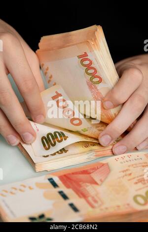 Hong Kong, Hong Kong SAR, Cina. 10 agosto 2020. 2020 HKD 1000 dollari emessi dalla Standard Chartered Hong Kong Bank. Credit: Jayne Russell/ZUMA Wire/Alamy Live News Foto Stock