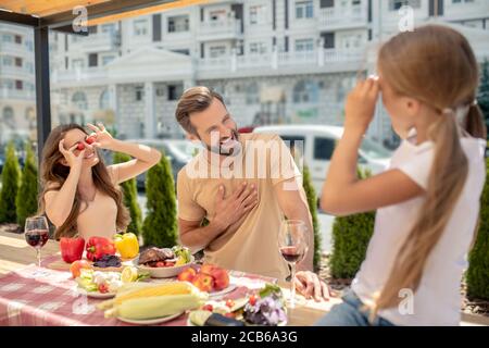 Giovane famiglia che si diverte e fa selfie Foto Stock