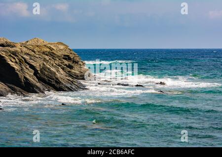 Rocce e mare blu sulla costa nord-est dell'isola di Minorca. Capo di Favaritx. Baleares, Spagna Foto Stock