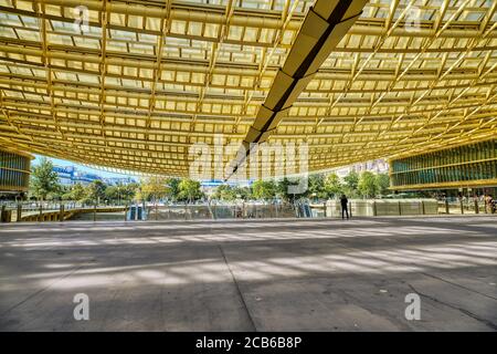 Vista interna della nuova tettoia del Forum des Halles - Parigi, Francia Foto Stock