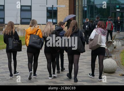 Gli studenti arrivano alla Kelso High School, ai confini scozzesi, mentre le scuole scozzesi iniziano a riaprirsi martedì in mezzo alle preoccupazioni circa la sicurezza del ritorno in classe durante la pandemia del coronavirus. Foto Stock