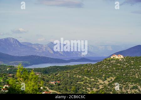 Paesaggio rurale dell'isola greca fotografato a Poros una piccola coppia di isole greche nella parte meridionale del Golfo Saronico, Grecia Foto Stock