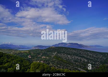 Paesaggio rurale dell'isola greca fotografato a Poros una piccola coppia di isole greche nella parte meridionale del Golfo Saronico, Grecia Foto Stock