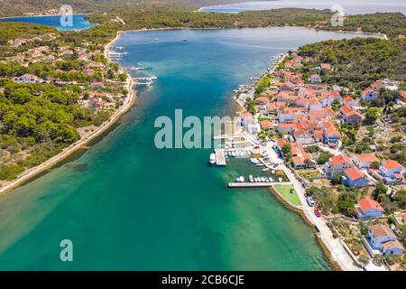 Città di Veli Rat sull'isola di Dugi Otok sul mare Adriatico in Croazia, vista aerea dal drone Foto Stock