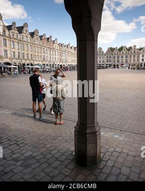 i turisti si trovano in una posizione grandiosa nella città francese di arras Foto Stock