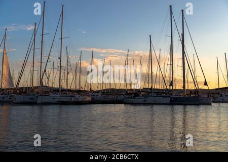 Porto marittimo nella città di Biograd al tramonto in Croazia Foto Stock