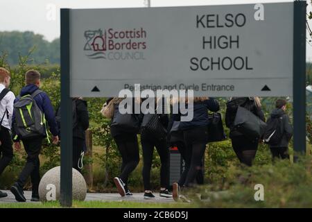 Gli studenti arrivano alla Kelso High School, ai confini scozzesi, mentre le scuole scozzesi iniziano a riaprirsi martedì in mezzo alle preoccupazioni circa la sicurezza del ritorno in classe durante la pandemia del coronavirus. Foto Stock