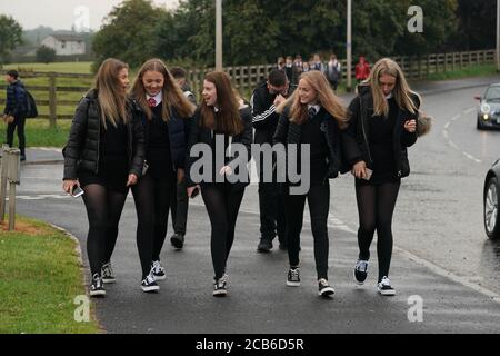 Gli studenti arrivano alla Kelso High School, ai confini scozzesi, mentre le scuole scozzesi iniziano a riaprirsi martedì in mezzo alle preoccupazioni circa la sicurezza del ritorno in classe durante la pandemia del coronavirus. Foto Stock