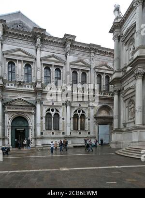 Venedig, Scuola Grande di San Rocco, erbaut ca. 1510-1549 von Verschiedenen Architekten, rechts Kirche San Rocco 18. Jahrhundert Foto Stock