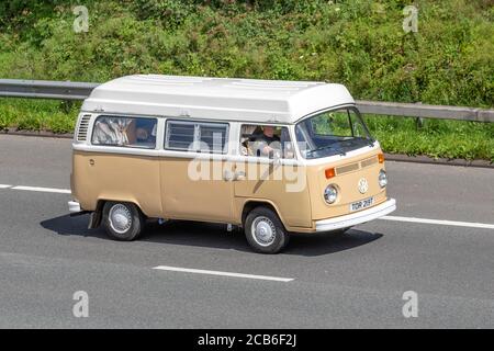 Anni '1979 70 anni '70 bianco beige 1984 cc VW Volkswagen kombi, roulotte e camper, camper sulle strade della Gran Bretagna, camper per per il tempo libero, vacanze in famiglia, vacanze in caravan, vacanze in roulotte Touring, Van Conversions, Vanagon autohome, 70s Life on the Road, Bay Window Dormobile UK Foto Stock