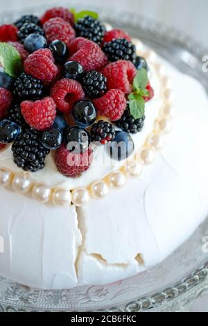 Torta Pavlova. Dessert per colazione. Foto Stock