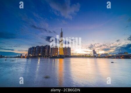 Il tramonto al Landmark 81 è un grattacielo super alto nel centro di ho Chi Minh City, Vietnam e Saigon ponte con edifici di sviluppo, energia infra Foto Stock