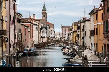 Chioggia bei Venedig, Kanal Riva vena, hinten Kirche San Giacomo Apostolo Foto Stock