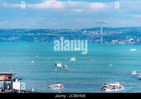 ISTANBUL - GEN 01: Vista sulle navi nello stretto del Bosforo durante il giorno di sole a Istanbul il 01 gennaio. 2020 in turchia Foto Stock