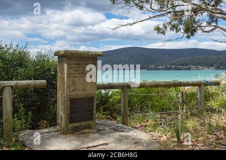 Targa e monumento in onore del Capitano Tobias Furneaux, scopritore di Adventure Bay nel 1773 e del Capitano James Cook che sbarcò nel 1777. Adventure Bay, Fr Foto Stock