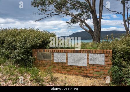 Targa e monumento in onore del Capitano Tobias Furneaux, scopritore di Adventure Bay nel 1773 e ammiraglio posteriore Bruny D'Entrecasteaux. Adventure Bay, Bruny Foto Stock