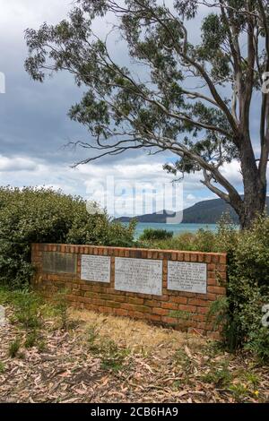 Targa e monumento in onore del Capitano Tobias Furneaux, scopritore di Adventure Bay nel 1773 e ammiraglio posteriore Bruny D'Entrecasteaux. Adventure Bay, Bruny Foto Stock