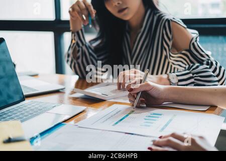 donna d'affari che discute con le idee del team di affari per il rapporto di marketing Foto Stock