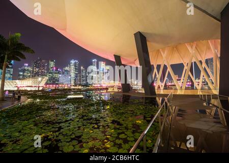 Centro di quartiere finanziario centrale di notte vista dal Museo d'arte e scienza, Singapore Foto Stock