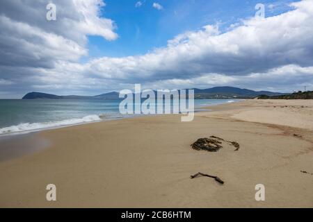Spiaggia deserta a Brunico Island Neck Game Reserve, Brunico Island, Tasmania, Australia Foto Stock