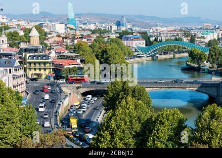 La pace ponte sopra il fiume Mtkvari, progettato dall'architetto italiano Michele de Lucci, Tbilisi, Georgia, nel Caucaso, Medio Oriente e Asia Foto Stock