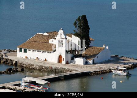 La chiesa storica di Panagia Vlacherna sull'isola di topo Corfù Foto Stock