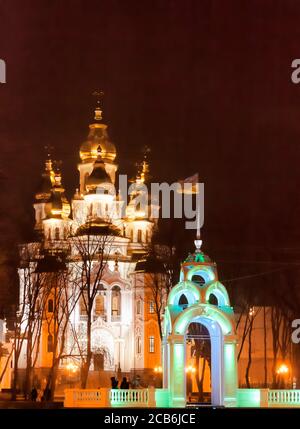 Tempio dei santi portatori di mirra a Kharkov di notte. In primo piano è il complesso della fontana Silver Jet Foto Stock