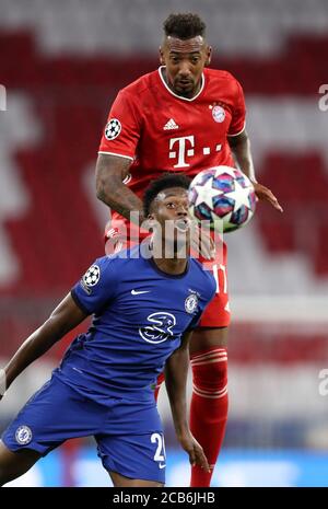 Monaco, Germania, 8 agosto 2020, Jerome BOATENG (FCB 17) gareggia per la palla, affrontare, duello, testata, zweikampf, azione, lotta contro Callum HUDSON-ODOI, Chelsea 20 nella Champions League match FC BAYERN MUENCHEN - FC CHELSEA in der 1.Bundesliga, Saison 2019/2020, © Peter Schatz / Alamy Stock Photos / Stefan Matzke/Sampics/Pool importante: NESSUNA VENDITA SECONDARIA (RI-) ENTRO 48 ore DOPO IL KICK-off nazionale e internazionale News-Agenzie FUORI solo l'uso editoriale Foto Stock