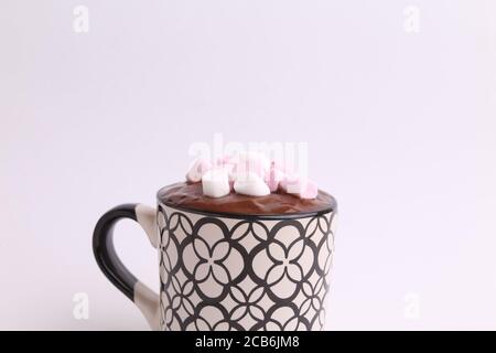 Chiocciola di una tazza di cioccolata calda con marshmallows isolati su sfondo grigio Foto Stock