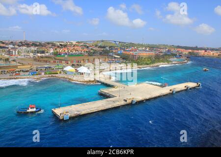 WILLEMSTAD, CURACAO - 11 FEBBRAIO 2014: Molo del porto di Willemstad sull'isola di Curacao, Antille olandesi. Il centro della città è patrimonio dell'umanità dell'UNESCO. Foto Stock