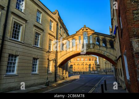 Hertford Bridge, Bridge of Sosphs, a Oxford all'alba con Sheldonian Theatre dietro di esso e nessuna gente intorno, la mattina presto in un chiaro giorno WIT Foto Stock