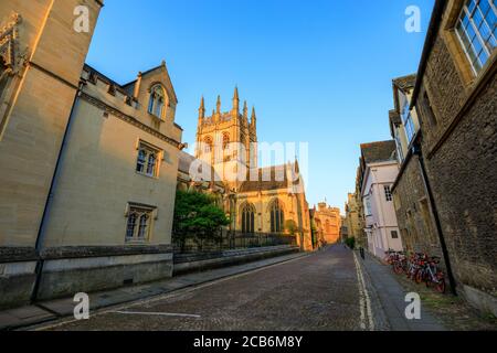 Merton College Chapel, lungo una strada laterale, a Oxford all'alba senza gente intorno, la mattina presto in una giornata limpida con cielo blu. Oxford, Eng Foto Stock