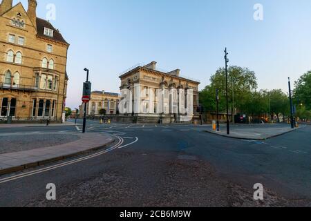 Strade vuote di Oxford, St Giles e Beaumont Street, con il Randolph Hotel e il Museo Ashmolean sullo sfondo. Di mattina presto. Oxfor Foto Stock