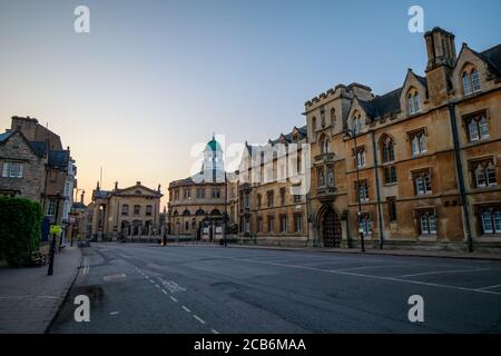 Il Clarendon Building, lo Sheldonian Theatre e l'Exeter College che costeggiano Broad Street ad Oxford senza persone o veicoli. Di mattina presto. Foto Stock