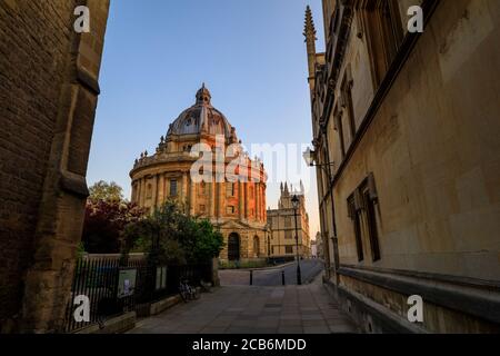 La Radcliffe Camera a Oxford all'alba dal basso un vicolo senza gente intorno, la mattina presto in una giornata limpida con cielo blu. Oxford, Ita Foto Stock