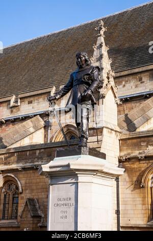 Una statua di Oliver Cromwell fuori dal Westminter Palace a Londra, Inghilterra Foto Stock