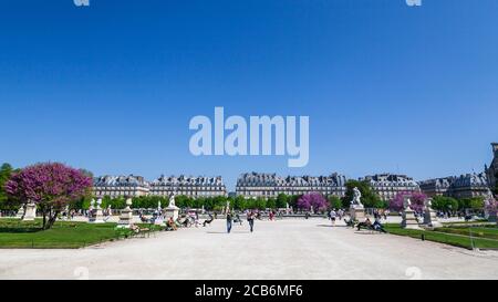 Una giornata primaverile al Grand Bassin Rond nel Giardino delle Tuileries, Parigi Foto Stock