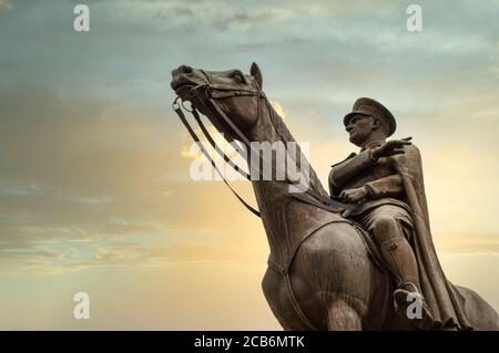 Statua commemorativa in bronzo di Mustafa Kemal Ataturk sul suo cavallo, il fondatore della Repubblica di Turchia, sul tramonto Foto Stock