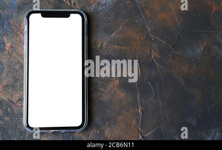 Kaliningrad, Russia - 08.08.2020: Uno smartphone nero su sfondo scuro. Foto Stock
