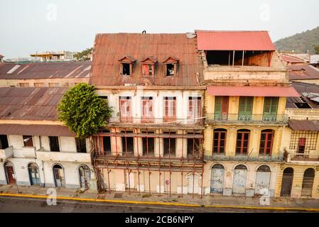 Panama City / Panama - 25 marzo 2016: Vista elevata del centro storico di Panama City con edifici colorati Foto Stock