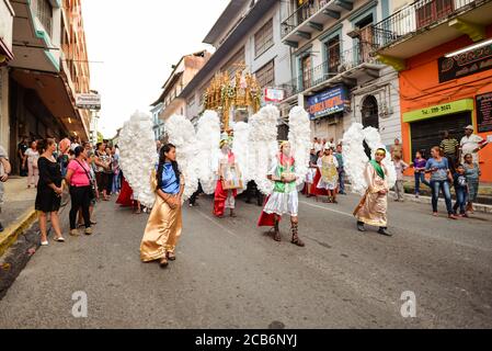 Panama City / Panama - 25 marzo 2016: Processione religiosa durante la settimana Santa nelle strade del quartiere di Santa Ana, nella capitale di Panama Foto Stock