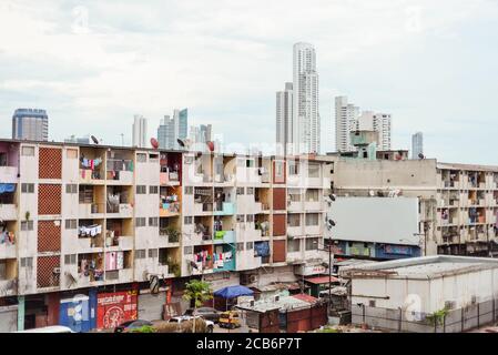 Panama City / Panama - 25 marzo 2016: Vecchio edificio di appartamenti in baraccopoli con grattacieli del quartiere finanziario sul retro Foto Stock